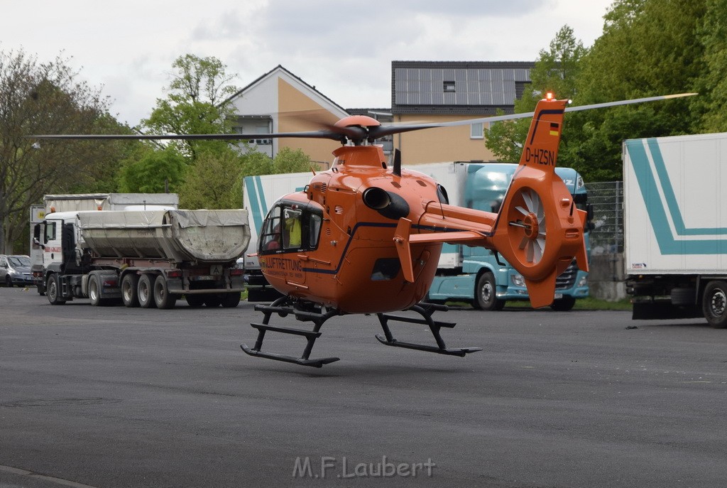 Einsatz Christoph 3 Koeln Vingst Thorwalsenstr Landung Marktplatz P20.JPG - Miklos Laubert